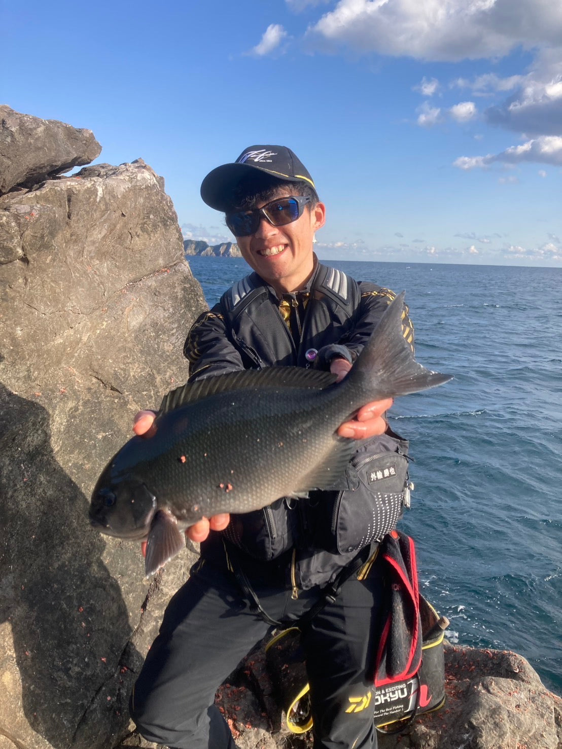 北浦の1級磯で良型グレ 外輪 – 釣りエサの総合メーカー「ヒロキュー」
