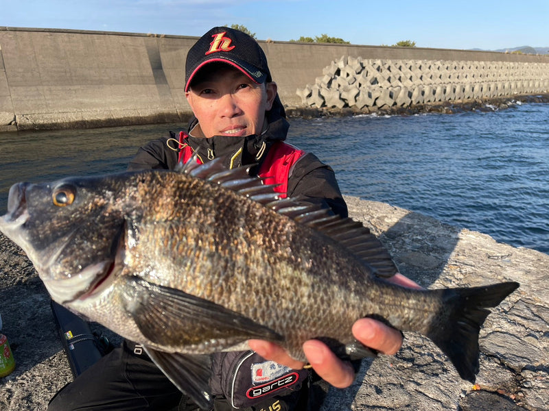 ¡Mi primer viaje de pesca fue para pescar besugo negro en el rompeolas de Hirose! Olor a sake