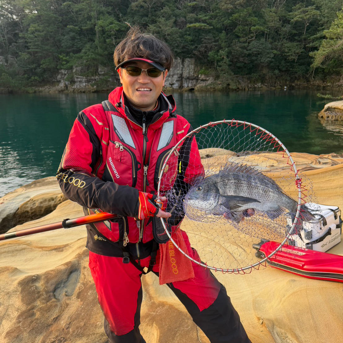 Torneo de pesca amistosa de dorada negra del Club de Pesca de Kyushu en Minami Kujukushima, Murakawa.